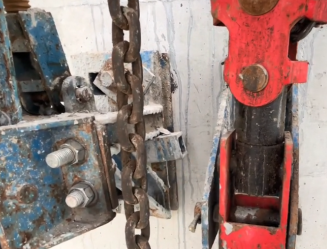 爬架电动葫芦和附墙支座、提升支座之间的位置关系